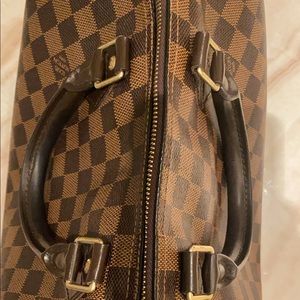 Authentic Louis Vuitton speedy 30 top handle bag comes with lock , no key.